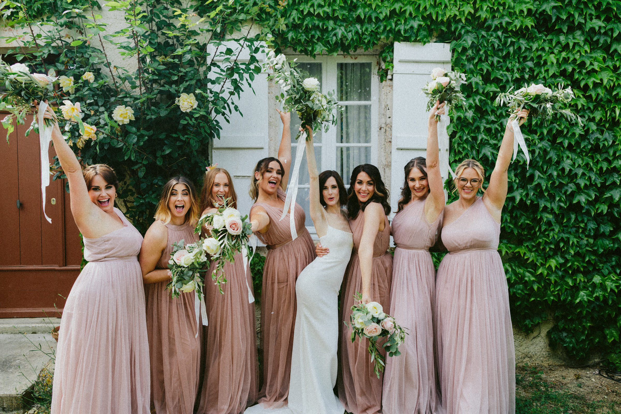 fun portrait bride and bridesmaid Castelnau des Fieumarcon french village wedding