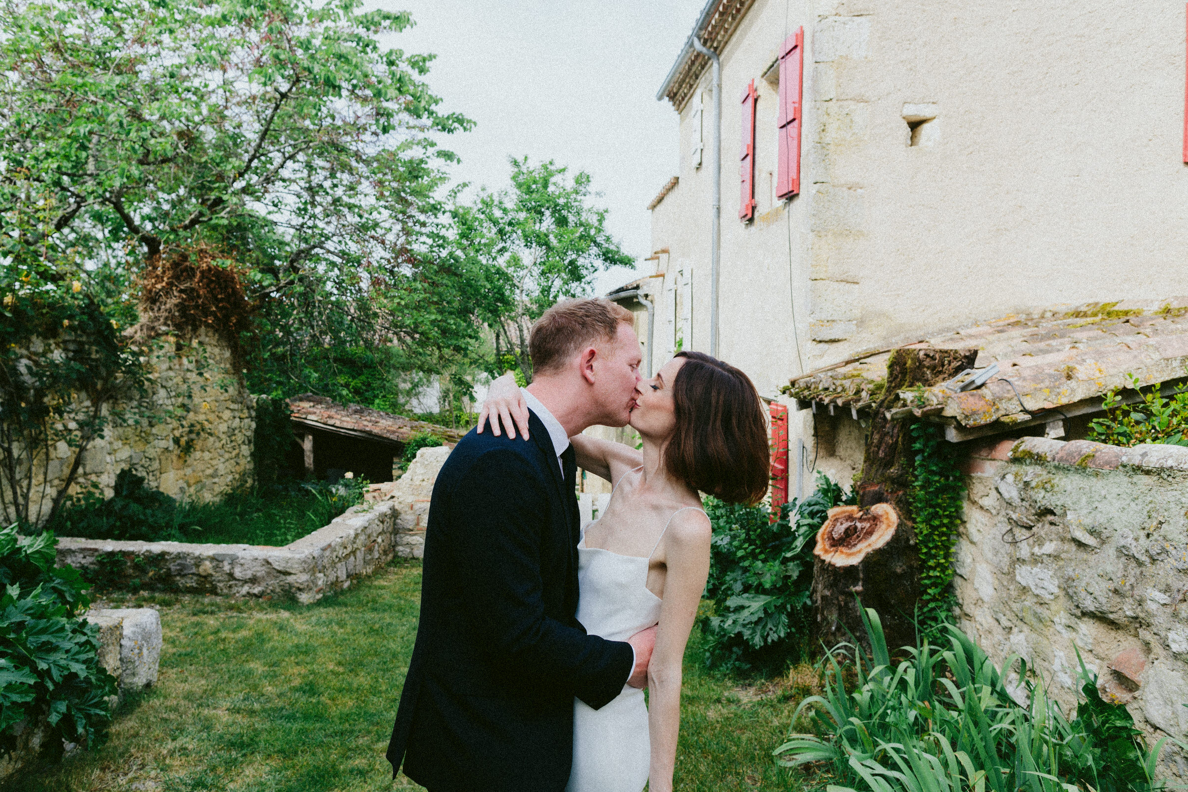 kissing bride and groom Castelnau des Fieumarcon french village wedding