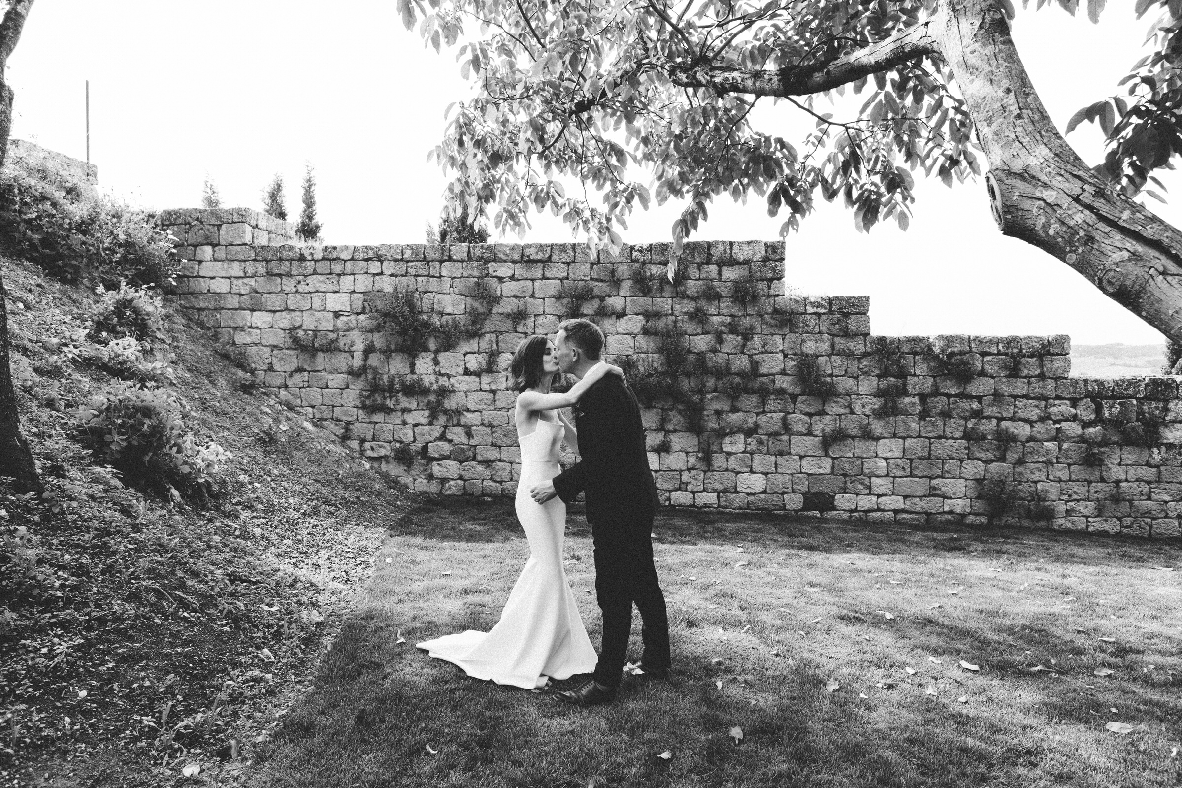 black and white photo bride and groom kissing Castelnau des Fieumarcon french village wedding