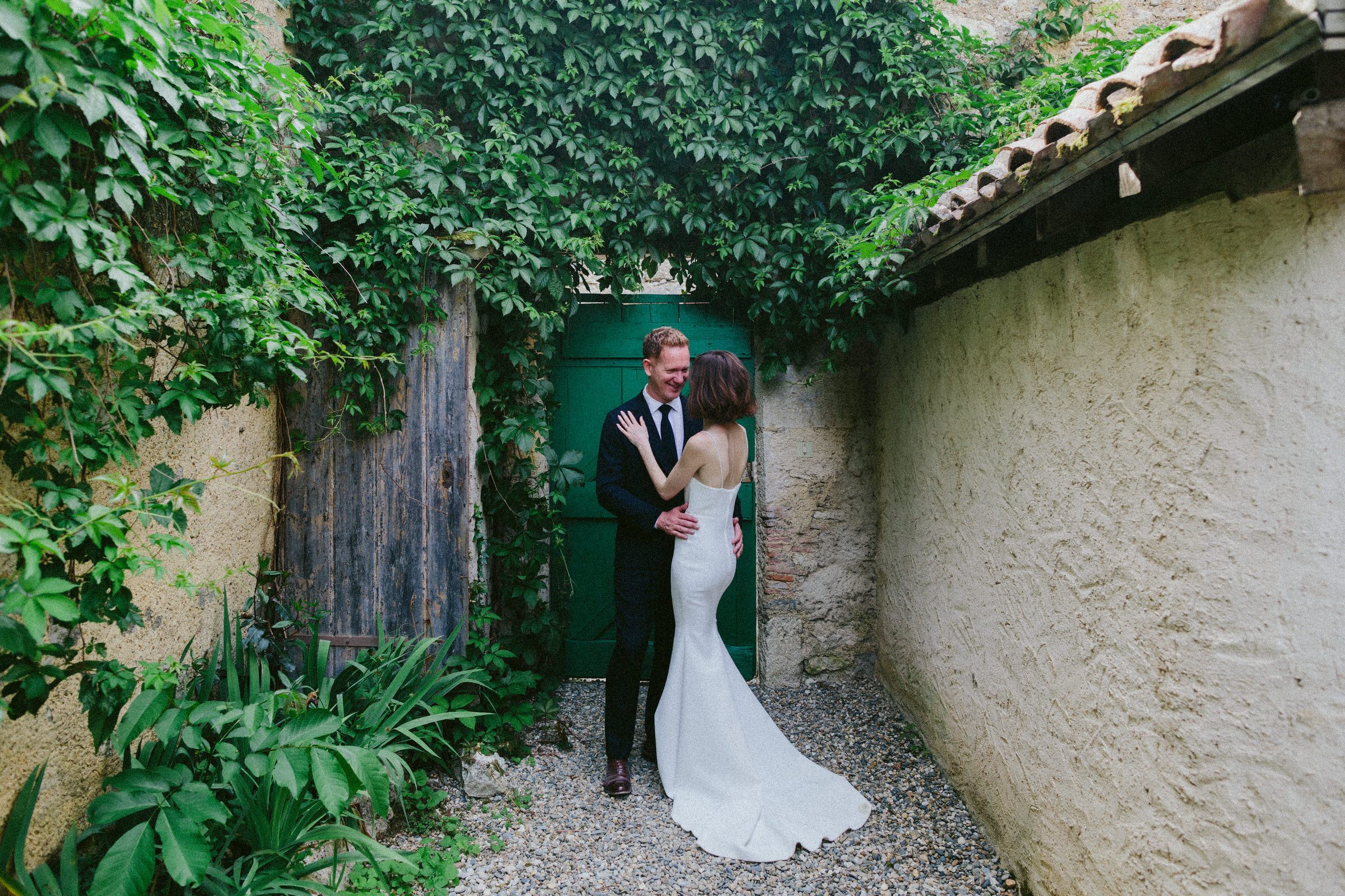 photo session bride and groom France Castelnau des Fieumarcon french village wedding