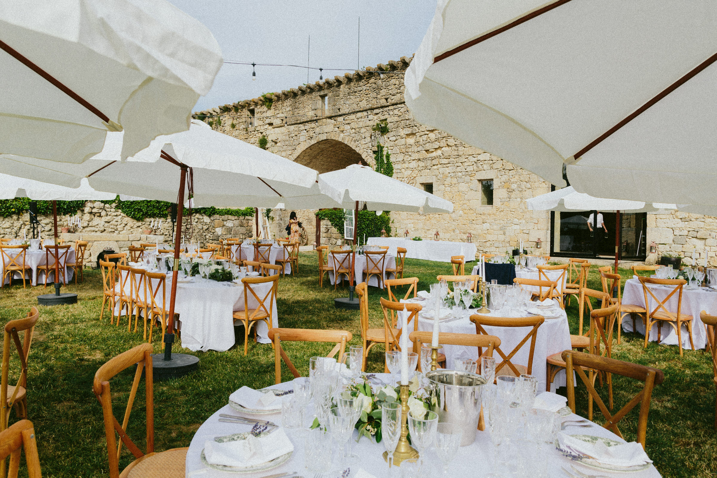 wedding dinner table plan Castelnau des Fieumarcon french village wedding