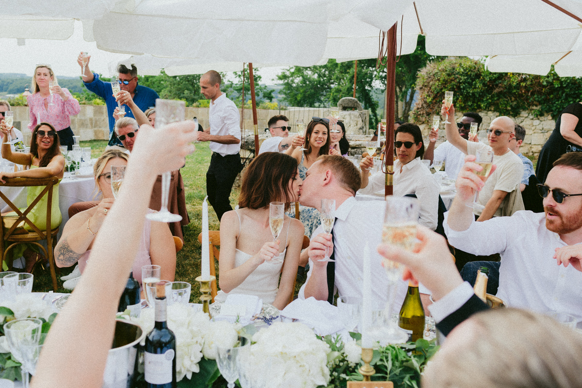 bride and groom dinner kiss Castelnau des Fieumarcon french village wedding
