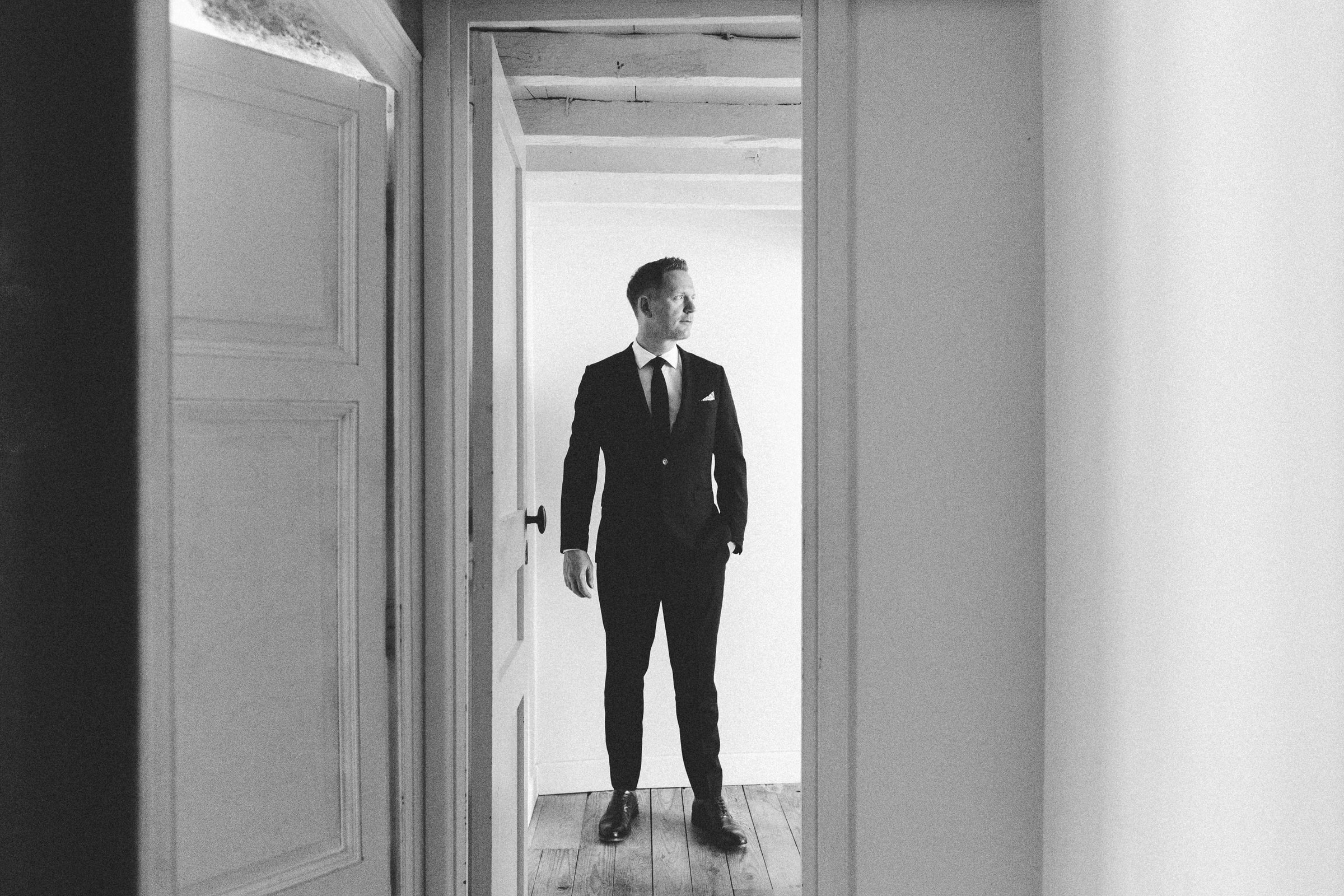 portrait groom Castelnau des Fieumarcon french village wedding