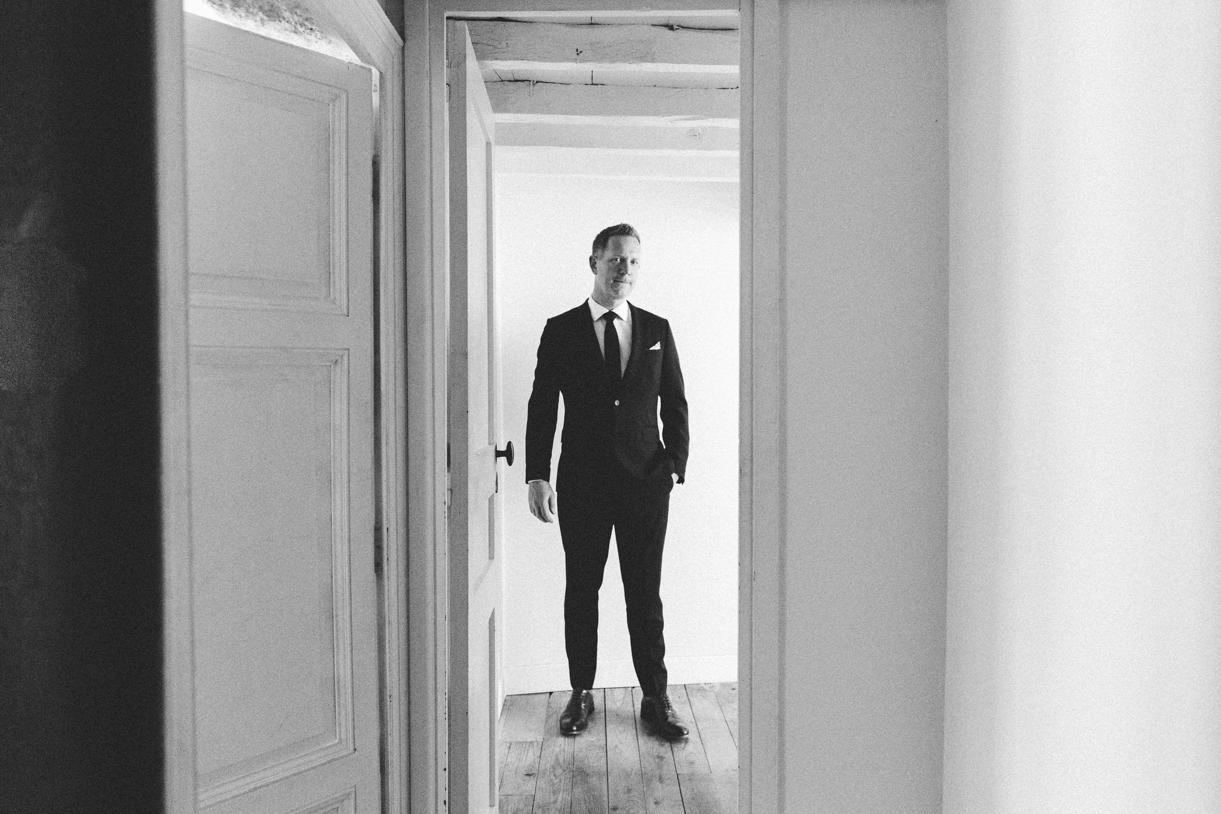 portrait session groom Castelnau des Fieumarcon french village wedding