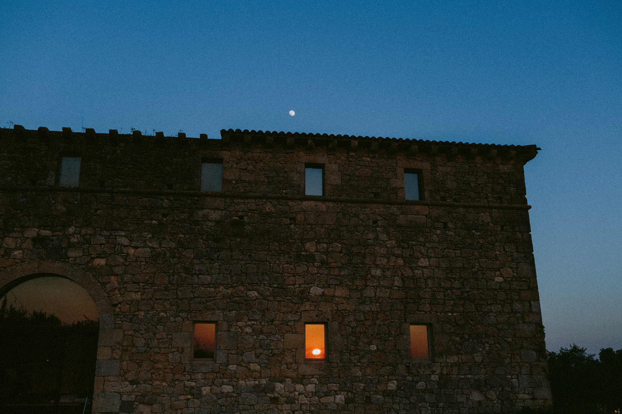 sunset and moon Castelnau des Fieumarcon french village wedding